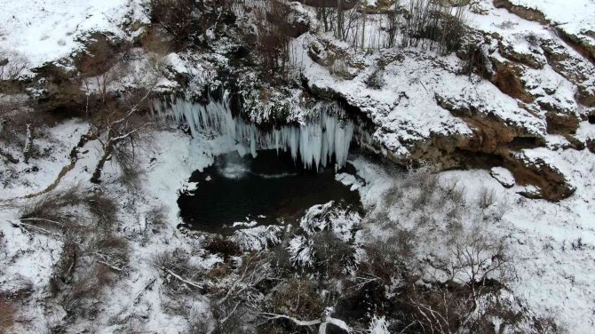 Buz Tutan Şelalede Metrelerce Sarkıtlar Oluştu