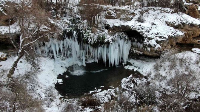 Buz Tutan Şelalede Metrelerce Sarkıtlar Oluştu