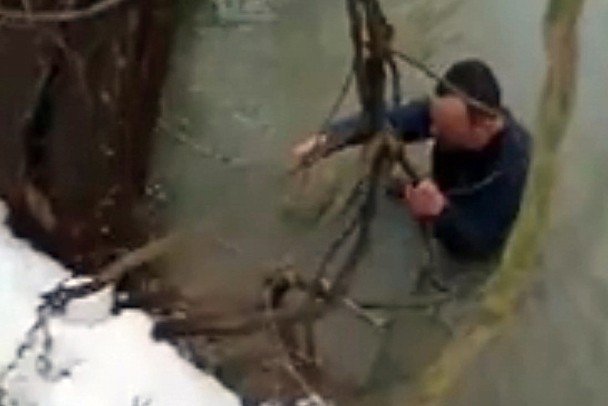 Suya Düşen Telefon İçin Buz Gibi Suya Girdi
