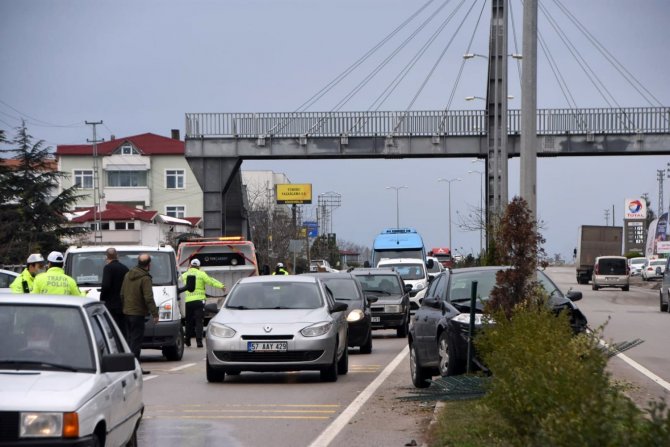 Otomobil Elektrik Direğine Çarptı: 1 Yaralı