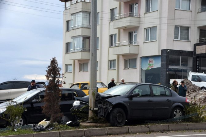 Otomobil Elektrik Direğine Çarptı: 1 Yaralı