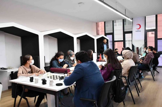 Cizre Gönüllü Merkezinde Gençler Hem Öğreniyor Hem De Sosyal Aktivitelerde Bulunuyor