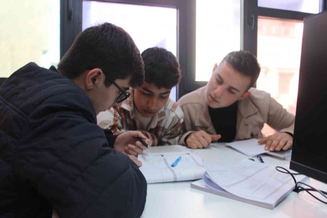 Cizre Gönüllü Merkezinde Gençler Hem Öğreniyor Hem De Sosyal Aktivitelerde Bulunuyor