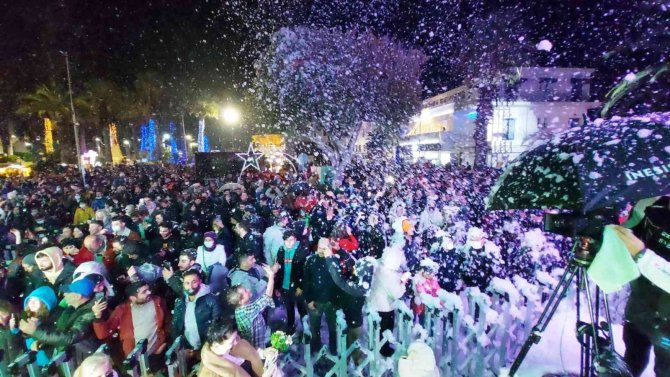 Bodrum’a Suni Kar Yağdırıldı, Eğlence Doruğa Çıktı, Esnafın Yüzü Güldü