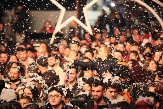 Bodrum’a Suni Kar Yağdırıldı, Eğlence Doruğa Çıktı, Esnafın Yüzü Güldü