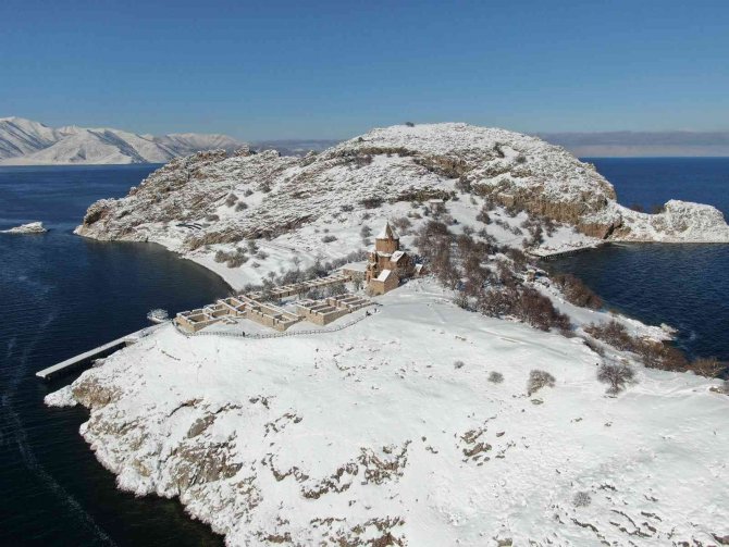 Akdamar Adası, Beyaz Gelinliğini Giydi