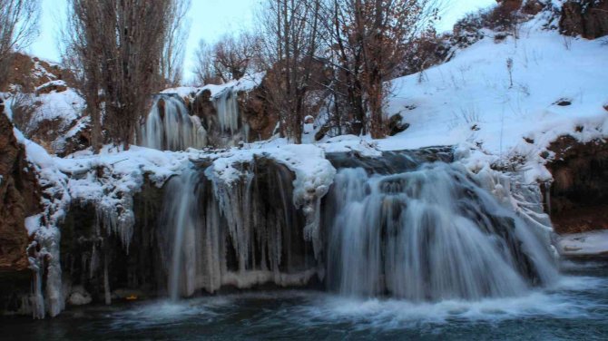 Muradiye Şelalesi Beyaz Gelinliğiyle Misafirlerini Ağırlıyor