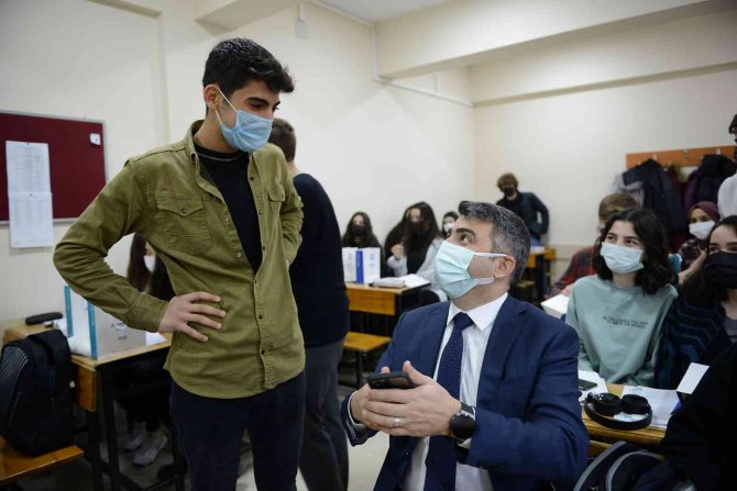 Başkan Yılmaz, Mesaisine Öğrencilerle Başlıyor