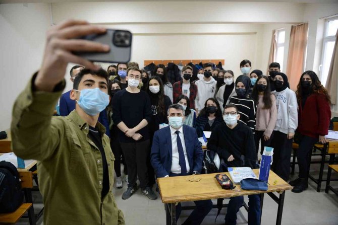 Başkan Yılmaz, Mesaisine Öğrencilerle Başlıyor