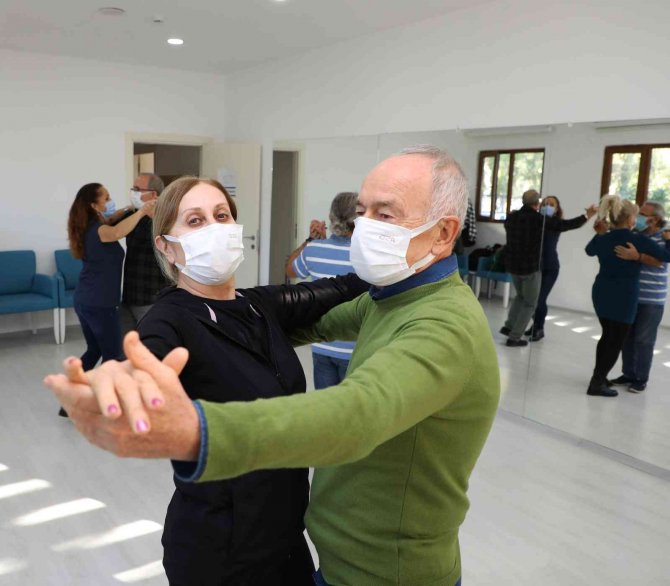 Aktif Yaşlılılar Pistte Gençlere Taş Çıkarttı
