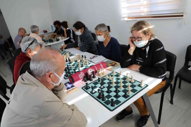 Aktif Yaşlılılar Pistte Gençlere Taş Çıkarttı