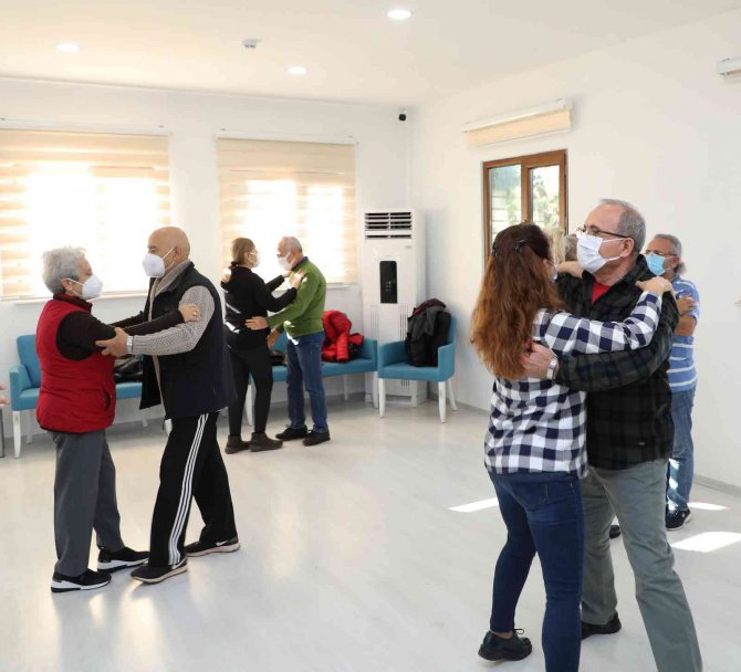 Aktif Yaşlılılar Pistte Gençlere Taş Çıkarttı