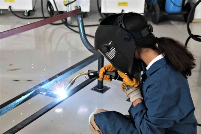 Mezun Olunca Osb İçerisinde Bulunan Fabrikalarda İş Garantisi Veren Okul Kıskandırıyor