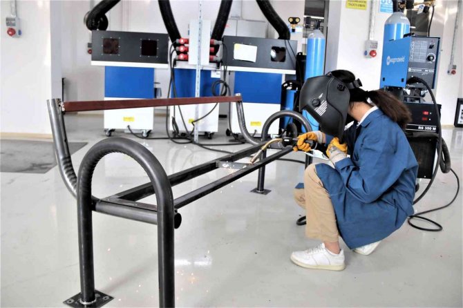 Mezun Olunca Osb İçerisinde Bulunan Fabrikalarda İş Garantisi Veren Okul Kıskandırıyor