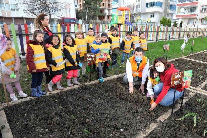 Minikler Kışlık Sebzelerini Dikti