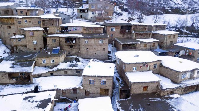 Taş Evlerin Kartpostallık Kış Manzarası