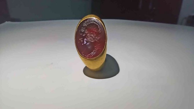 Alıcı Kılığına Giren Jandarma Ekipleri 1500 Yıllık Altın Yüzük Ele Geçirdi