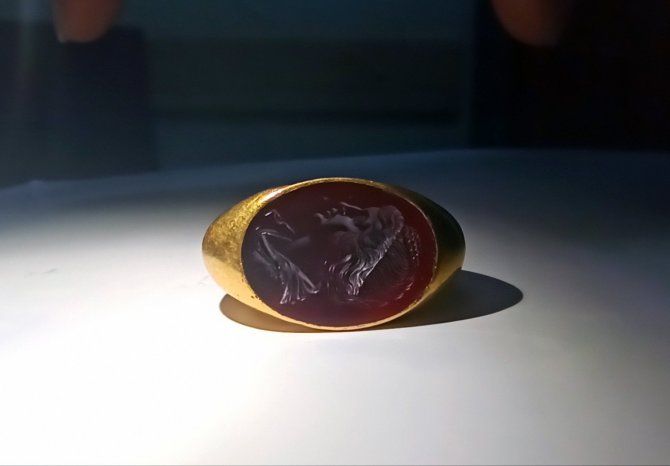 Alıcı Kılığına Giren Jandarma Ekipleri 1500 Yıllık Altın Yüzük Ele Geçirdi