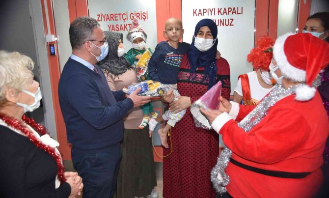 Hastanede Tedavi Gören Miniklere Yeni Yıl Kutlaması