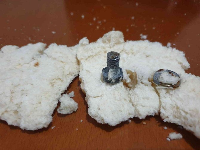 Ekmeğin İçinden Çıkanı Görünce Şok Oldu