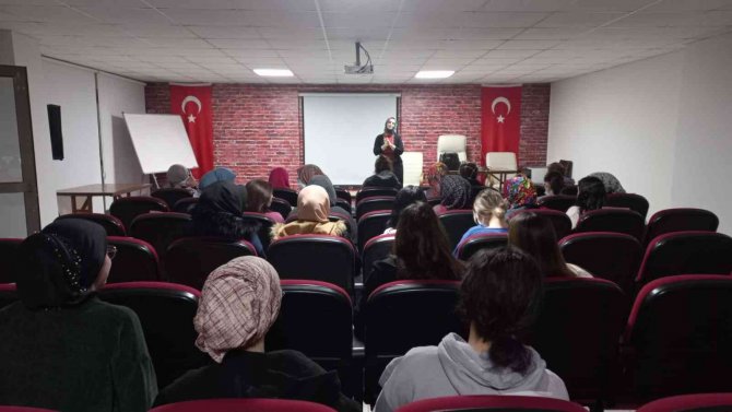 Öğrencilere İşaret Dili Eğitimi Veriliyor