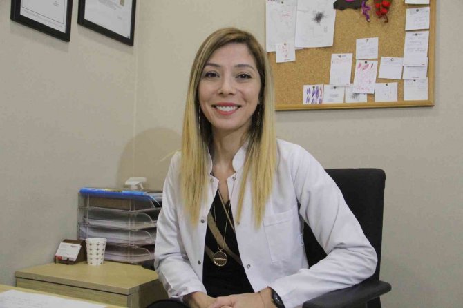 Fizik Tedavi Uzmanı Güçlü: "Aşağı Bakarak Kullanılan Cep Telefonu Ve Tablet, Boyuna 20 Kg Yük Bindirir"