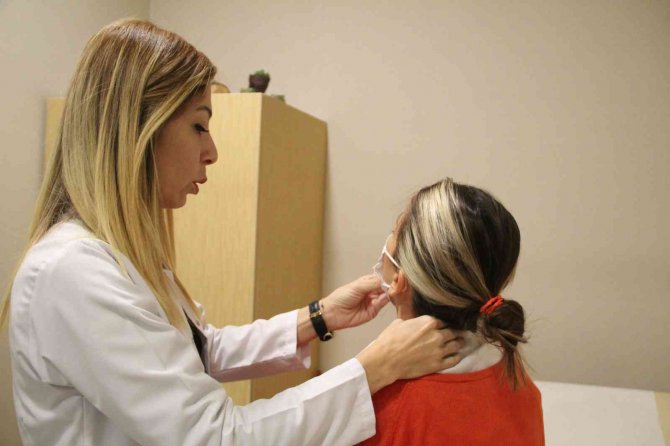 Fizik Tedavi Uzmanı Güçlü: "Aşağı Bakarak Kullanılan Cep Telefonu Ve Tablet, Boyuna 20 Kg Yük Bindirir"