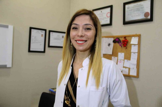 Fizik Tedavi Uzmanı Güçlü: "Aşağı Bakarak Kullanılan Cep Telefonu Ve Tablet, Boyuna 20 Kg Yük Bindirir"