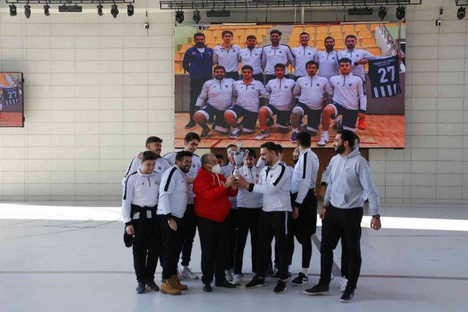 Hkü’lü Basketbolcuların Şampiyonluk Gururu