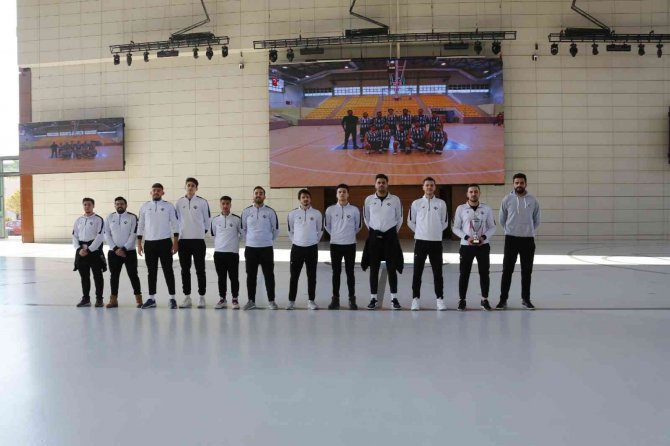 Hkü’lü Basketbolcuların Şampiyonluk Gururu