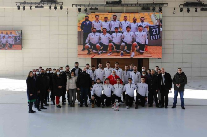 Hkü’lü Basketbolcuların Şampiyonluk Gururu