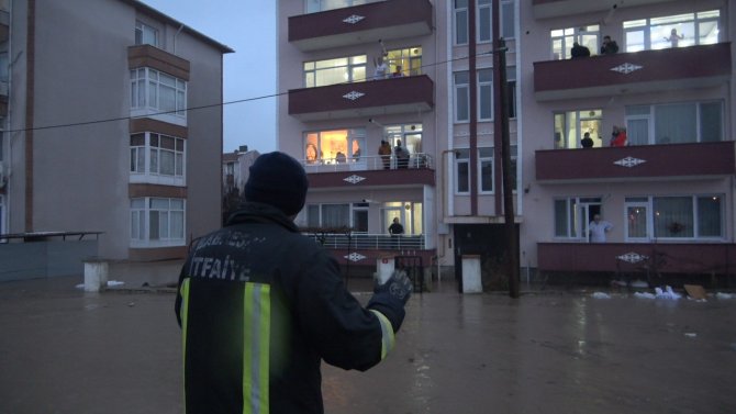 Kırklareli’nde Dere Taştı, Mahsur Kalanlar İş Makinalarıyla Kurtarıldı