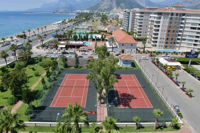 Konyaaltı’nda Ücretsiz Tenis Kortu