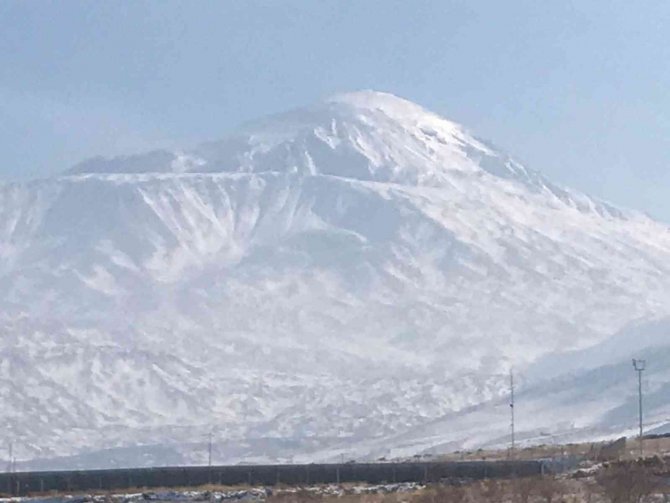Ağrı Dağı Kar Tutmaya Başladı