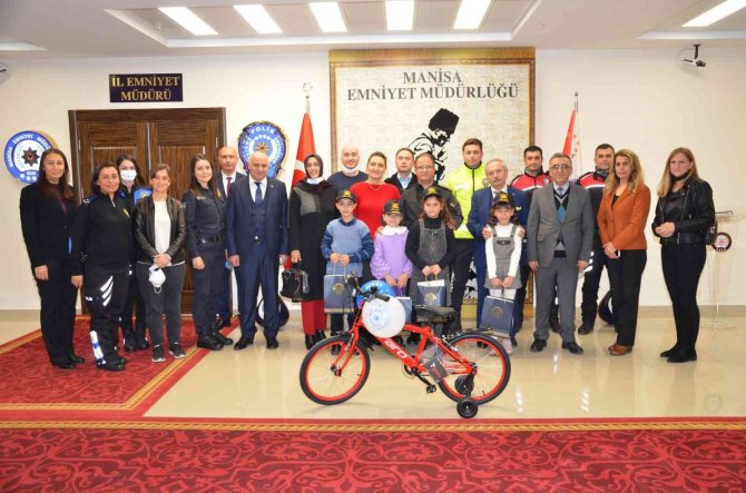 Öğrenciler Hayallerindeki Polisi Şiir Ve Resimlerine Yansıttılar