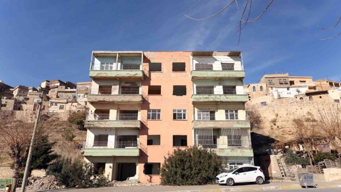 Mardin’de Tarihi Dokuyu Bozan Yapıların Yıkımı Devam Ediyor