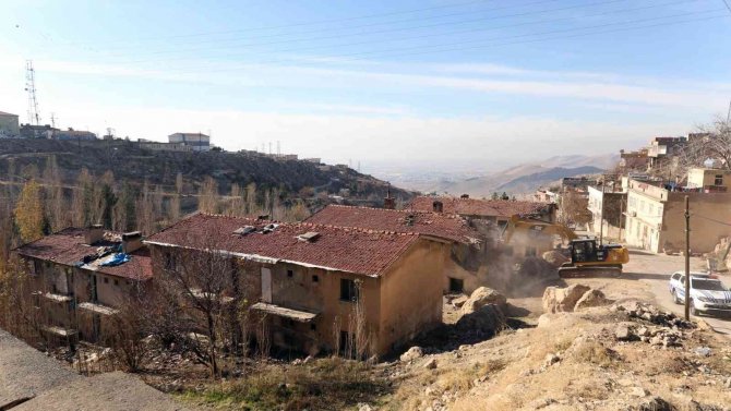 Mardin’de Tarihi Dokuyu Bozan Yapıların Yıkımı Devam Ediyor