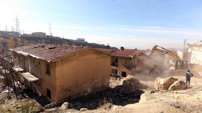 Mardin’de Tarihi Dokuyu Bozan Yapıların Yıkımı Devam Ediyor