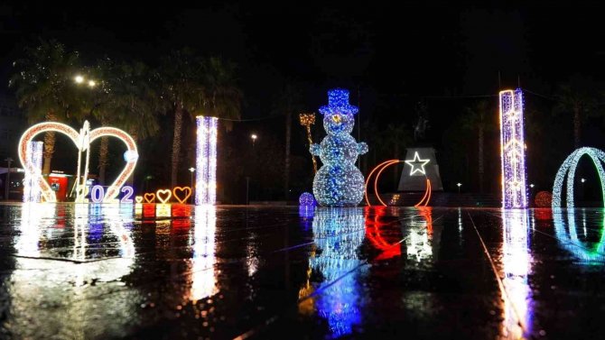 Milas’ta İlçe Meydanı Yeni Yıl İçin Süslendi