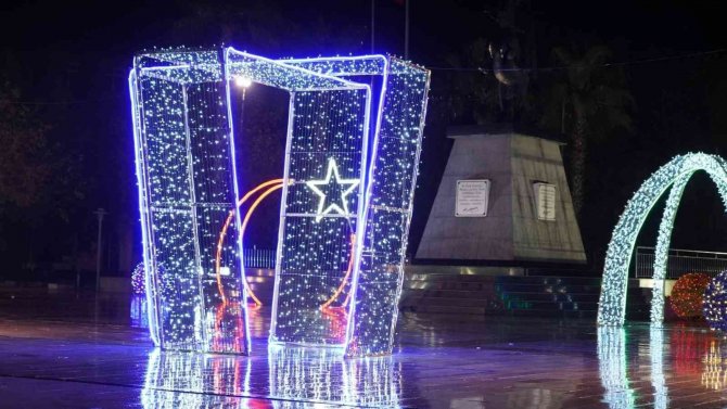 Milas’ta İlçe Meydanı Yeni Yıl İçin Süslendi