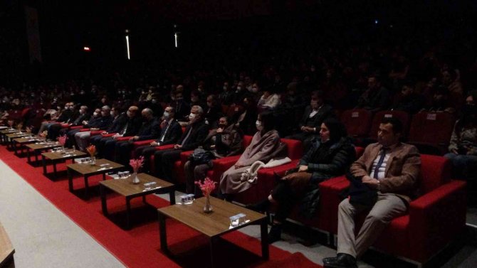 Muş’ta “Kumandan” Tiyatrosu Üniversite Öğrencileri İçin Sahnelendi