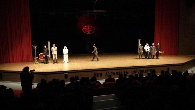 Muş’ta “Kumandan” Tiyatrosu Üniversite Öğrencileri İçin Sahnelendi