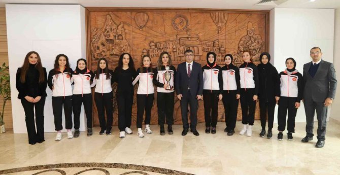 Nevü Kadın Basketbol Takımı’na Teşekkür Belgesi