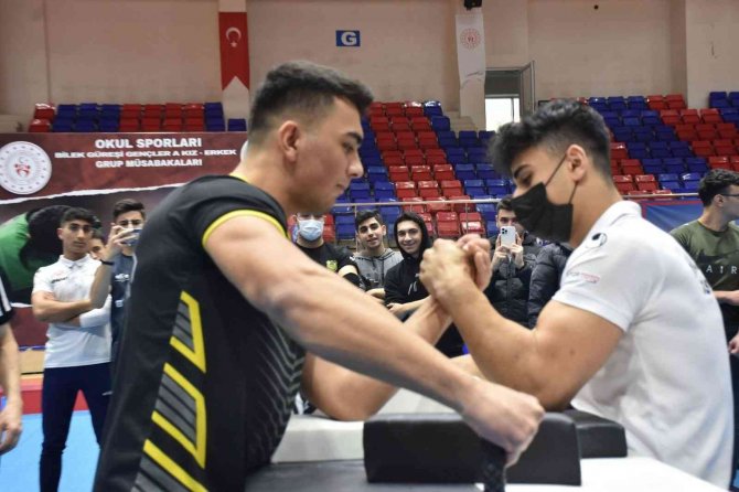 Bilek Güreşi Gençler Grup Müsabakaları Karabük’te Başladı