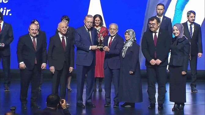 Rektör Çelik Bilim Ödülünü Cumhurbaşkanı Erdoğan’dan Aldı