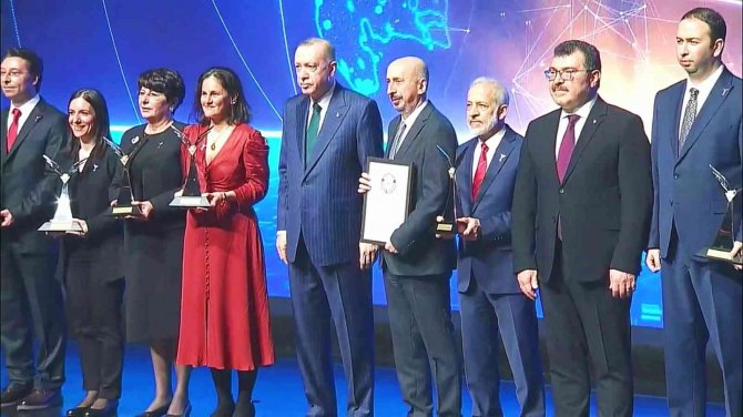 Rektör Çelik Bilim Ödülünü Cumhurbaşkanı Erdoğan’dan Aldı