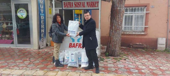 Umut Derneği’nden Kursiyerlere Kumaş Desteği