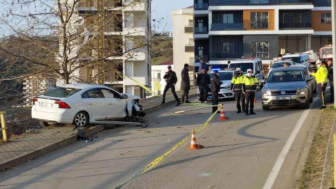 Torununu Okula Götüren Kadına Kaldırımda Otomobil Çarptı: 1 Ölü, 1 Yaralı