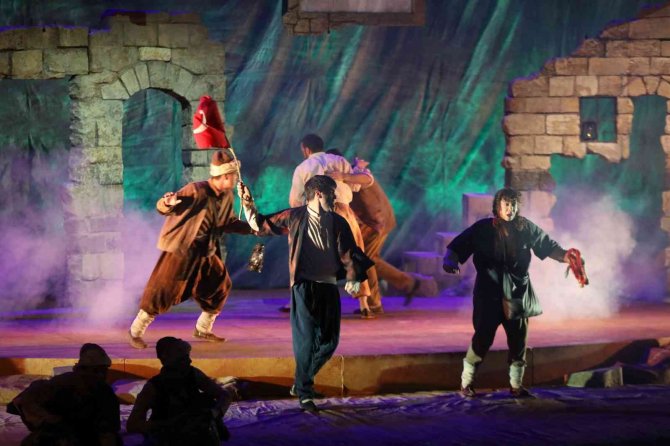 Şehir Tiyatrosunun İlk Oyunu "Güvercin Çocuklar" Oldu