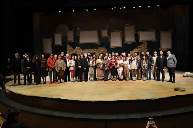 Şehir Tiyatrosunun İlk Oyunu "Güvercin Çocuklar" Oldu